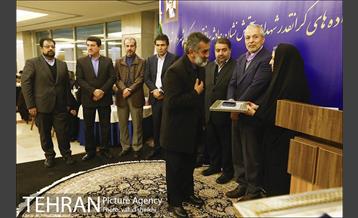 نشست صمیمانه خانواده های شهدای آتش نشان حادثه ساختمان پلاسکو با شهردار تهران 35