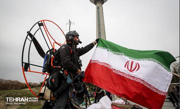 پرش چتربازان به مناسبت روز جمهوری اسلامی 6