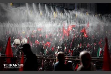 اقامه نماز بر پیکر آقای شهید ایران - 3 26