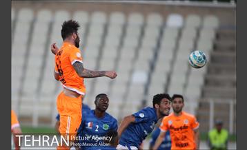 دیدار تیم های فوتبال سایپا و صنعت نفت آبادان