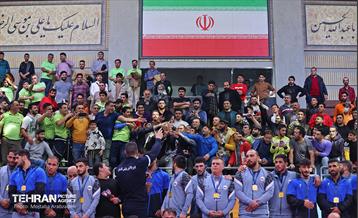 مراسم اهدای کاپ قهرمانی تیم‌های برتر کشتی آزاد توسط شهردار تهران و وزیر ورزش 32