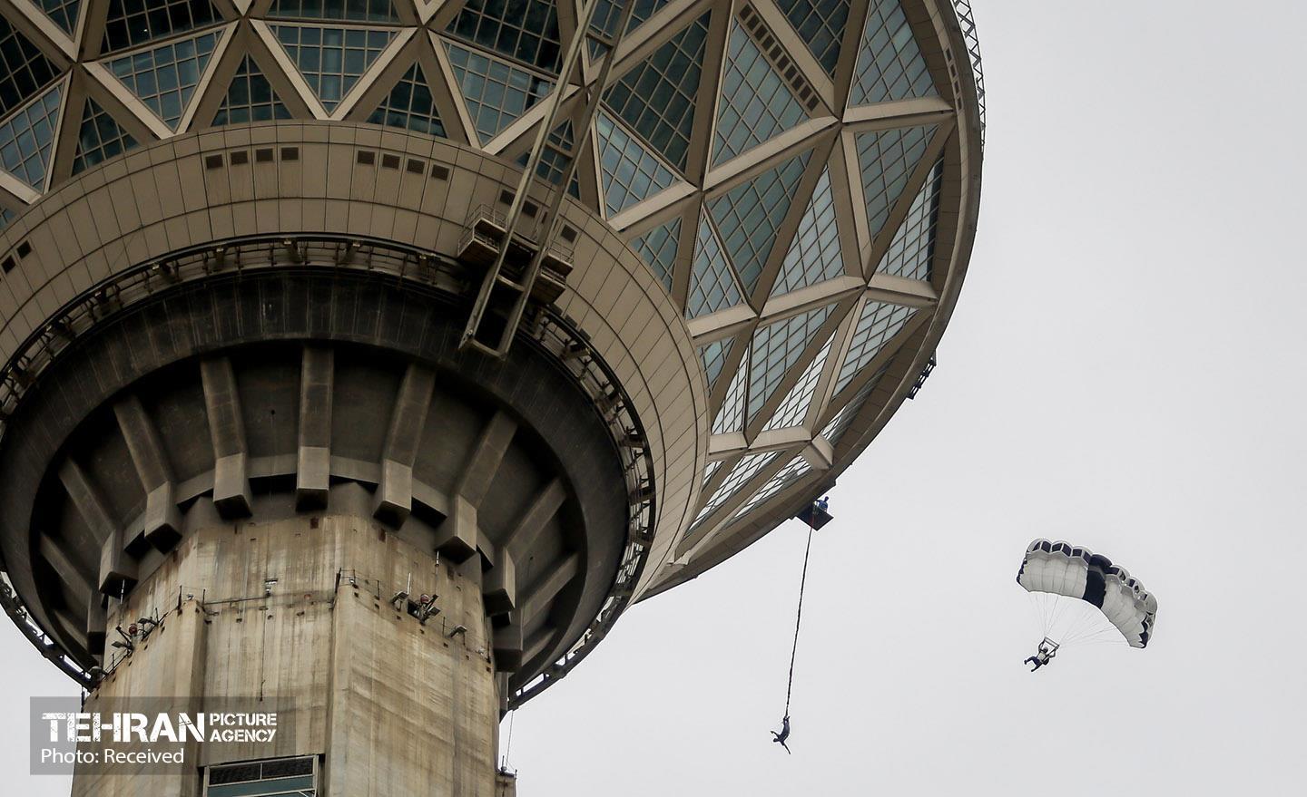 پرش چتربازان به مناسبت روز جمهوری اسلامی 19