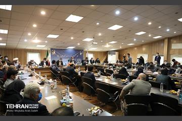دیدار شهردار تهران با نخبگان و خانواده های شهدای منطقه 14