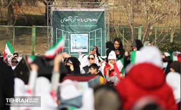 پنجره‌ای رو به آسمان آبی در منطقه 3 1