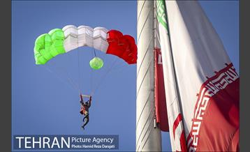 پرش با چتر از برج پرچم 22