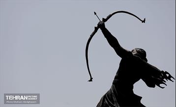 رونمایی از مجسمه آرش کمانگیر در میدان ونک 2