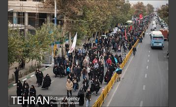 راه پیمایی مردم تهران در روز اربعین  1