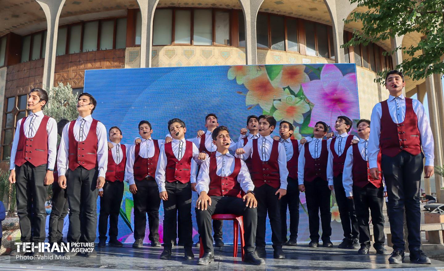 اجتماع نوجوان های امام رضایی در چهارراه ولیعصر 5