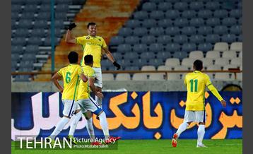 دیدار تیم‌های فوتبال استقلال و صنعت نفت آبادان  36