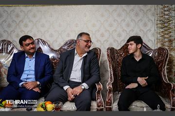 دیدار شهردار تهران با خانواده شهید دارابی 7