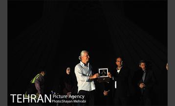 هزار توی زمان در برج آزادی 19