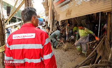 تلاش نیروهای امدادی شهرداری تهران برای تخلیه مناطق سیل زده کن