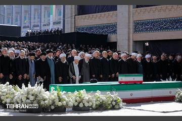 مراسم اقامه نماز بر پیکر آقای شهید ایران 42