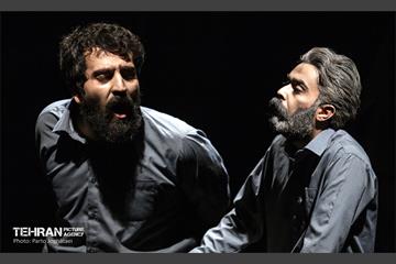 نمایش «تن‌ها» 3