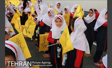 اهدای هدایای ویژه به دانش آموزان دبستان دخترانه شهید خوشنویسان 6