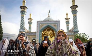 اقامه نماز عید فطر در امامزادگان پنج تن لویزان  15