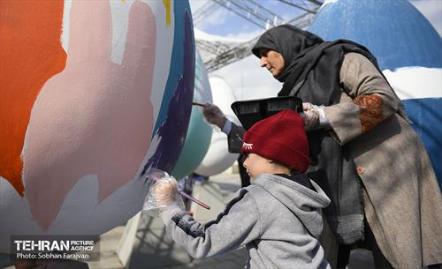 جشنواره تخم‌مرغ رنگی در میدان هفت تیر 13