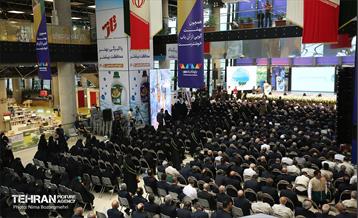 اهتزاز پرچم سبز رضوی بر فراز برج پرچم ایران 26