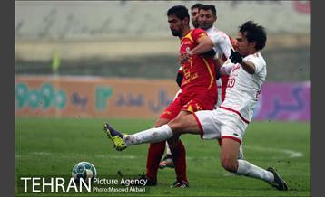 دیدار تیم های فوتبال نفت تهران و تراکتورسازی تبریز