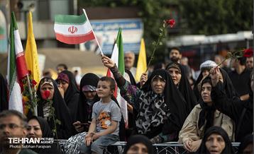 استقبال از خانواده شهدای غزه در میدان فلسطین تهران 4