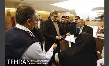 نشست صمیمانه خانواده های شهدای آتش نشان حادثه ساختمان پلاسکو با شهردار تهران 3