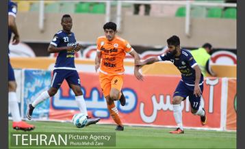 دیدار تیم های فوتبال استقلال خوزستان و سایپا تهران