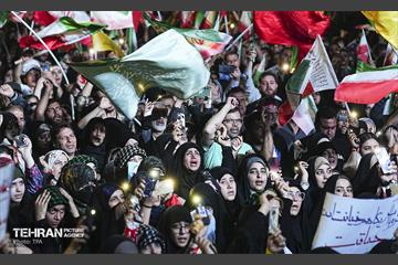 آیین بدرقه زائر اولی‌ها به‌ سوی عتبات عالیات در میدان انقلاب 27