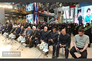 اهتزاز پرچم سبز رضوی بر فراز برج پرچم ایران 31