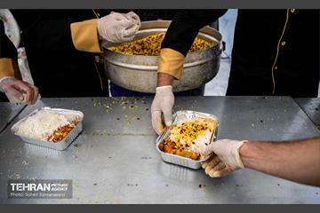 طبخ غذای نذری عتبه علوی برای آسیب دیدگان جنگ رمضان