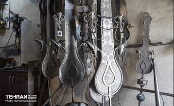 جنس تیغه‎ها از فنر است ، به همین علت در زمان بلند کردن و چرخاندن علم‏ها یک حالت ارتجاعی دارد.