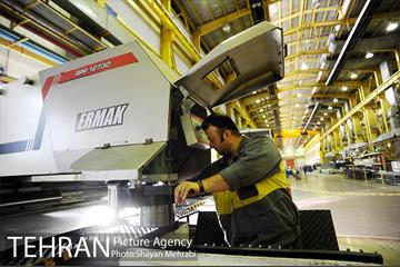 بازدید معاون اول رئیس جمهور به همراه شهردار تهران از کارخانه واگن‌سازی تهران 7