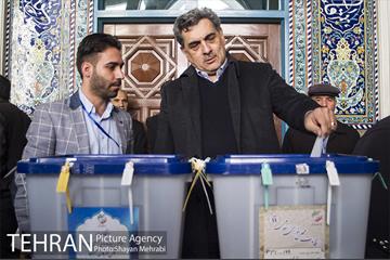 شرکت پیروز حناچی شهردار تهران در انتخابات مجلس شورای اسلامی 11