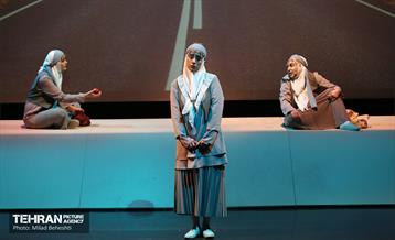 نمایش پیرزنی که در زمین خانه داشت‎ 19