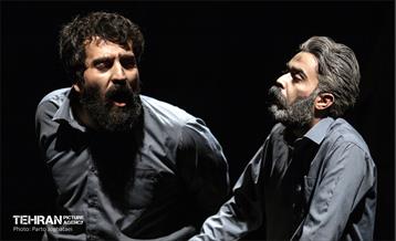 نمایش «تن‌ها» 3