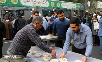 خدمت‌رسانی مواکب منطقه10 به نمازگزاران عید سعید فطر 13