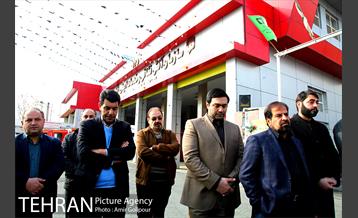 ادای احترام دانش آموزان به کارکنان آتش نشان ایستگاه 100‎ 12