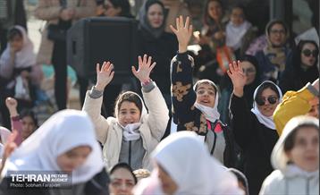 پنجره‌ای رو به آسمان آبی در منطقه 3 14