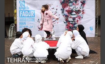 اجرای تئاتر خیابانی در میدانگاه ولی عصر (عج) 2