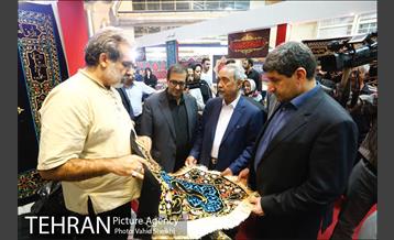 بازدید معاون اقتصادی رئیس جمهور از نمایشگاه عطر سیب 17
