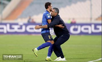 دیدار تیم‌های فوتبال استقلال و سپاهان 48