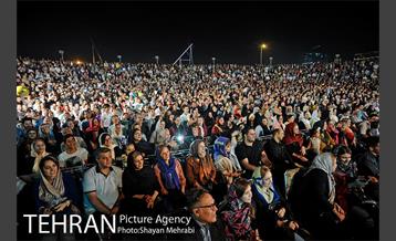 ویژه برنامه شب فیروزه ای در دریاچه شهدای خلیج فارس 13