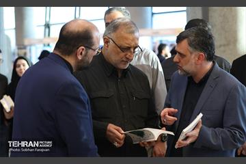 بازدید شهردار تهران از رویداد "اردی‌بهشت کتاب" 21