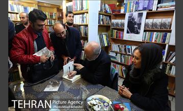 رونمایی و جشن امضای کتاب خانه ای با شیروانی قرمز در نشر ثالث‎ 17