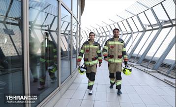 مسابقه پله‌نوردی آتش‌نشانان در برج میلاد 17