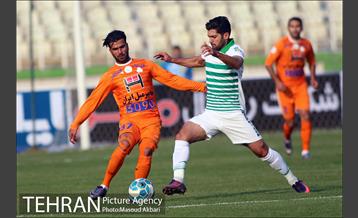 دیدار تیم های فوتبال سایپا تهران و ذوب آهن اصفهان