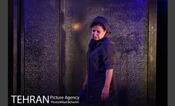 نمایش در اتاق باد می وزد 14