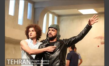 نمایش پسران تاریخ‎ 3