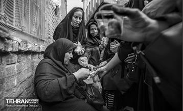 زن و مرد، کوچک و بزرگ، پیر و جوان، دوشادوش هم روی شعله گازهای پیک‌نیکی کوچک آردها را تفت می‌دهند و زیر لب آهسته ذکر می‌گویند و صلوات می‌فرستند. این مراسم سرشار از دلدادگی است و ارادت.