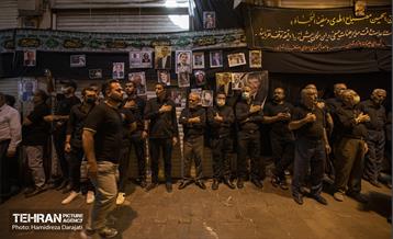 ر حالی که در بازار تهران، هیئت‌های عزاداری در تیمچه‌ها و کوچه‌ها به حرکت درمی‌آیند و ابتدای بازارچه‌ها و‌ سراهای خاصی مثل چارسوق بزرگ و تیمچه حاجب‌الدوله توقف می‌کنند