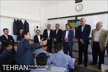 بازدید شهردار تهران از دبیرستان البرز 11